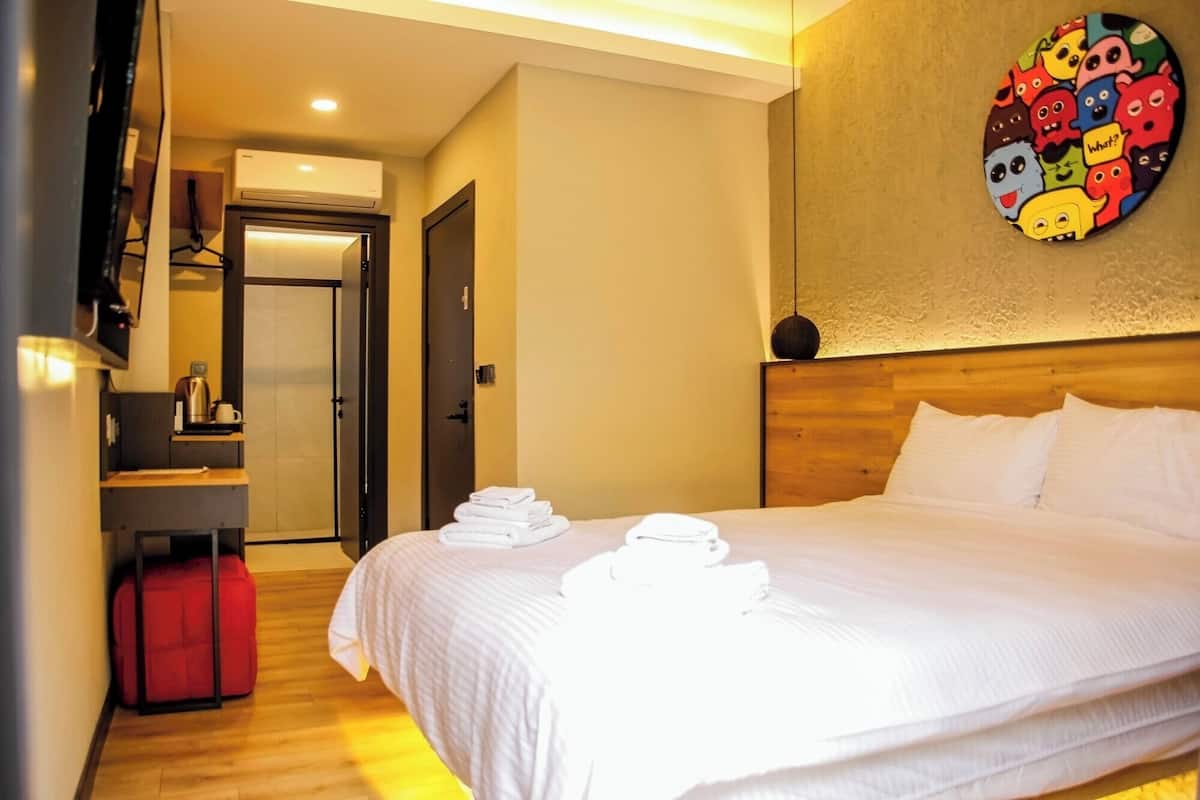 Minibar, desk, WiFi (free)