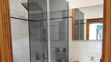 Een douche, handdoeken, toiletpapier