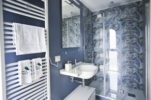 Habitación estándar, vista al jardín | Baño | Secadora de cabello