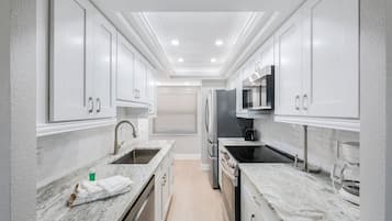 Een koelkast, een magnetron, een oven, een kookplaat