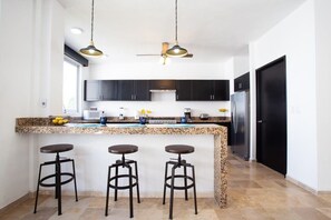 Réfrigérateur, micro-ondes, four, plaque de cuisson