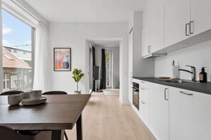 Fridge, oven, stovetop, dishwasher - Cosy 4-Person Apartment in The Heart of Aarhus (Aarhus)
