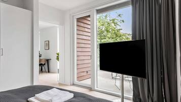 2 bedrooms, desk, iron/ironing board, WiFi