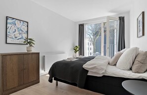 2 bedrooms, desk, iron/ironing board, WiFi - Superb First-Floor Mid Town Apartment (Aarhus)