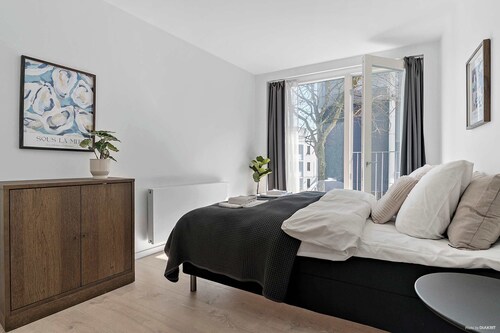 Superb Ground-Floor Mid Town Apartment