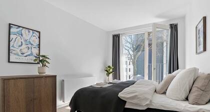 Superb Ground-Floor Mid Town Apartment