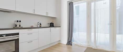 Fridge, oven, stovetop, dishwasher