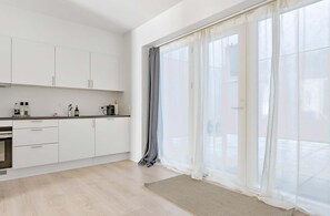 Fridge, oven, stovetop, dishwasher