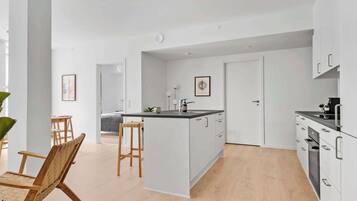 Fridge, oven, stovetop, dishwasher