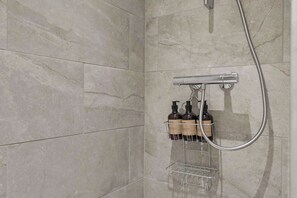 Dusche, Haartrockner, Handtücher, Shampoo