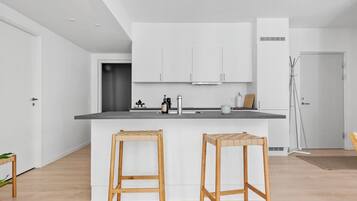 Geladeira, fogão, cooktop, lava-louças