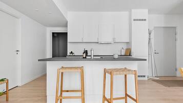 Fridge, oven, stovetop, dishwasher