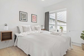 2 bedrooms, desk, iron/ironing board, WiFi