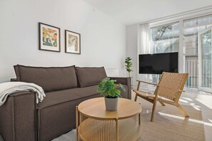 Televisión y oficina 