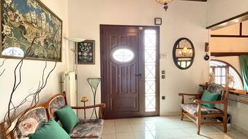 House | 4 bedrooms, desk