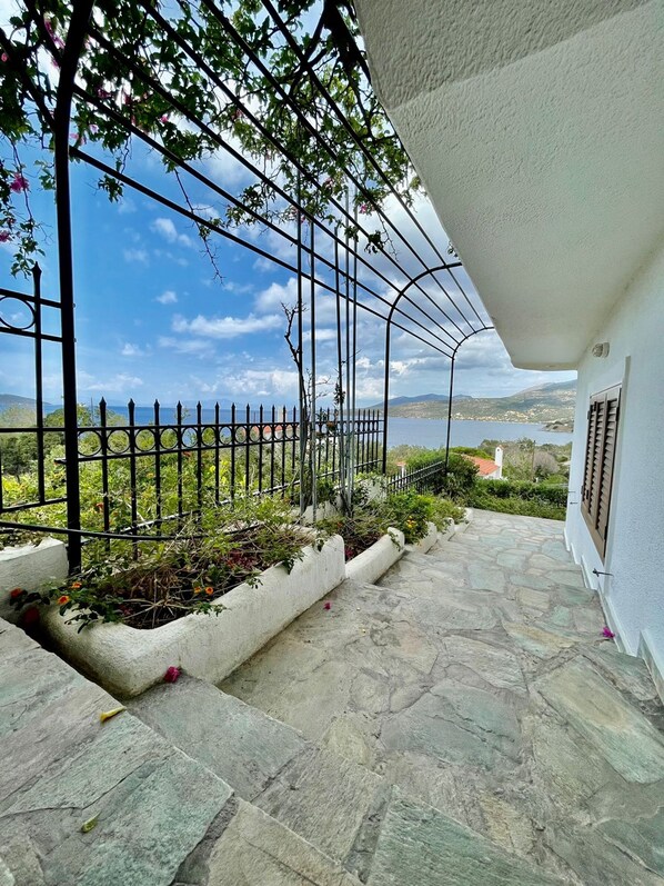 House - Villa Xanthi in Doctor s Area (Karystos)