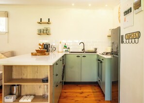 Frigorífico, microondas, horno y placa de cocina