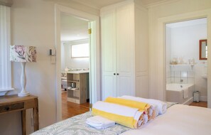 1 Schlafzimmer, Zimmersafe, Schreibtisch, Bügeleisen/Bügelbrett