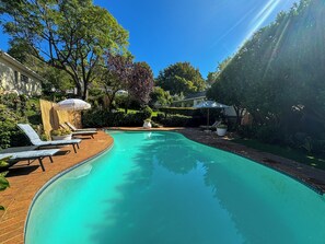 Una piscina al aire libre, una piscina climatizada
