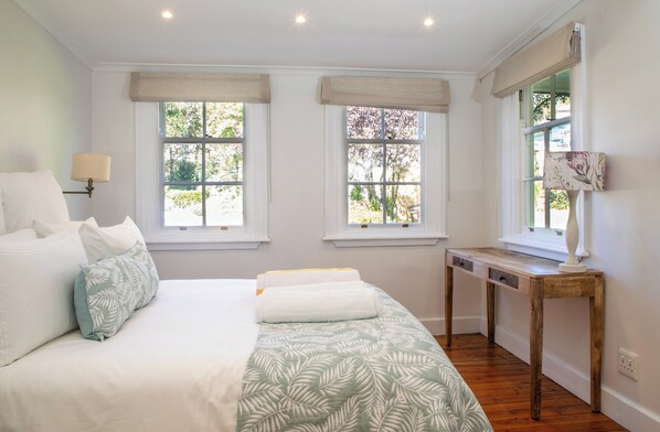 1 bedroom, in-room safe, desk, iron/ironing board - Wonderful, peaceful garden cottage with incredible vineyard to mountain views (Cape Town)