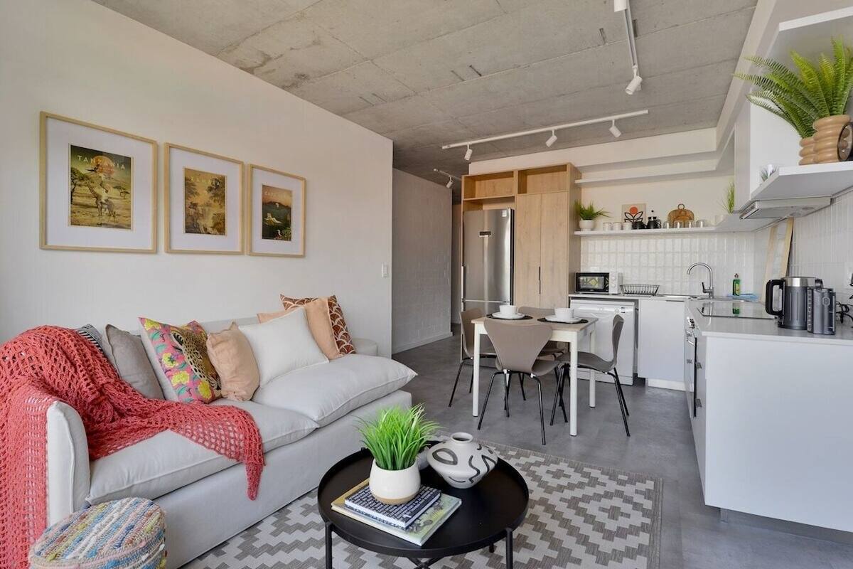 Two Bedroom Apartment (1 bathroom) | Vardagsrum | 24-tums smart-tv med digitalkanaler, Netflix och streamingtjänster
