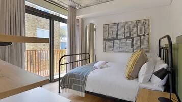 Two Bedroom | Cofres nos quartos, espaço de trabalho para notebook