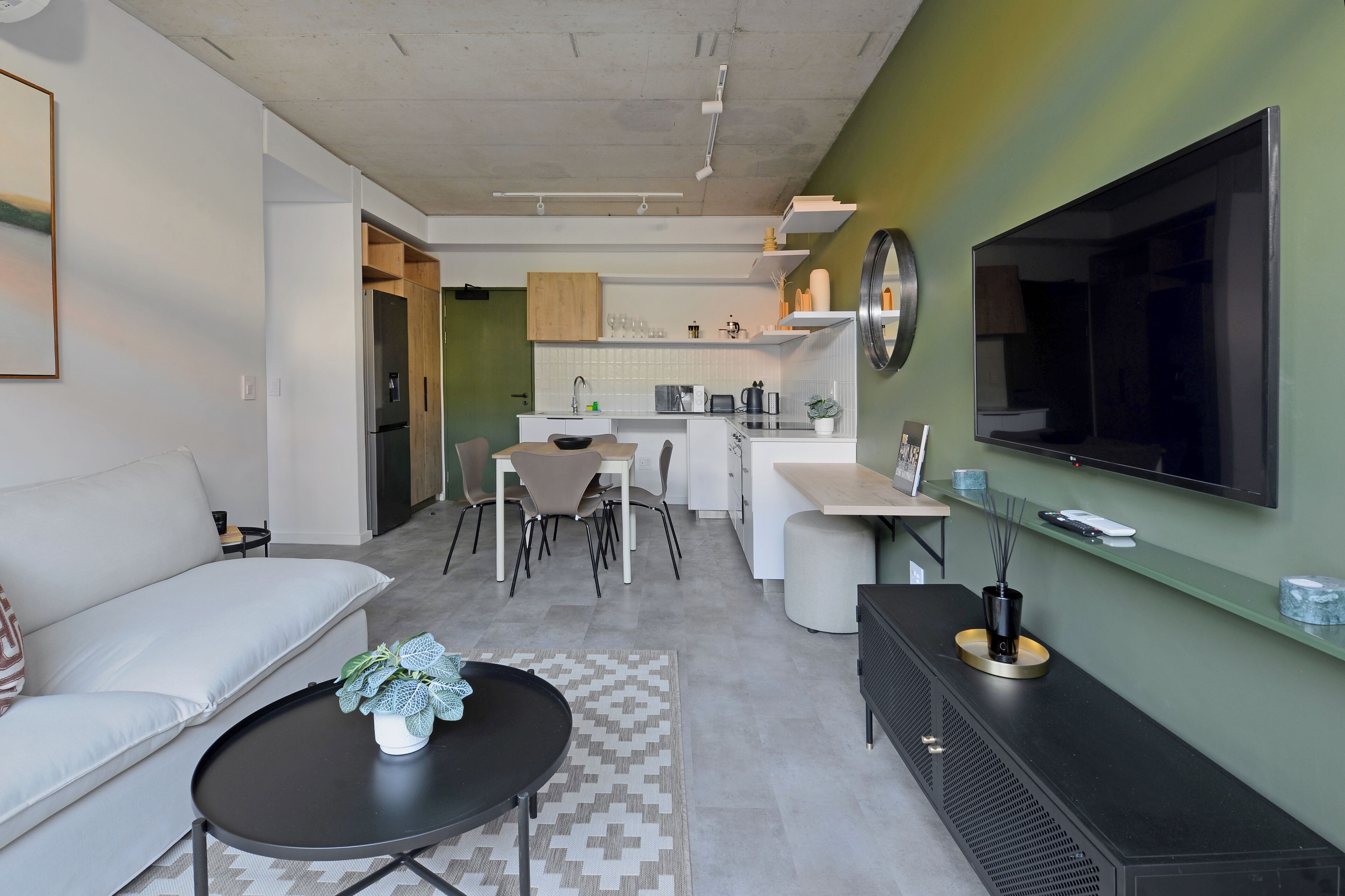 One Bedroom | Área de estar | Smart TV 24 polegadas com canais digitais, Netflix