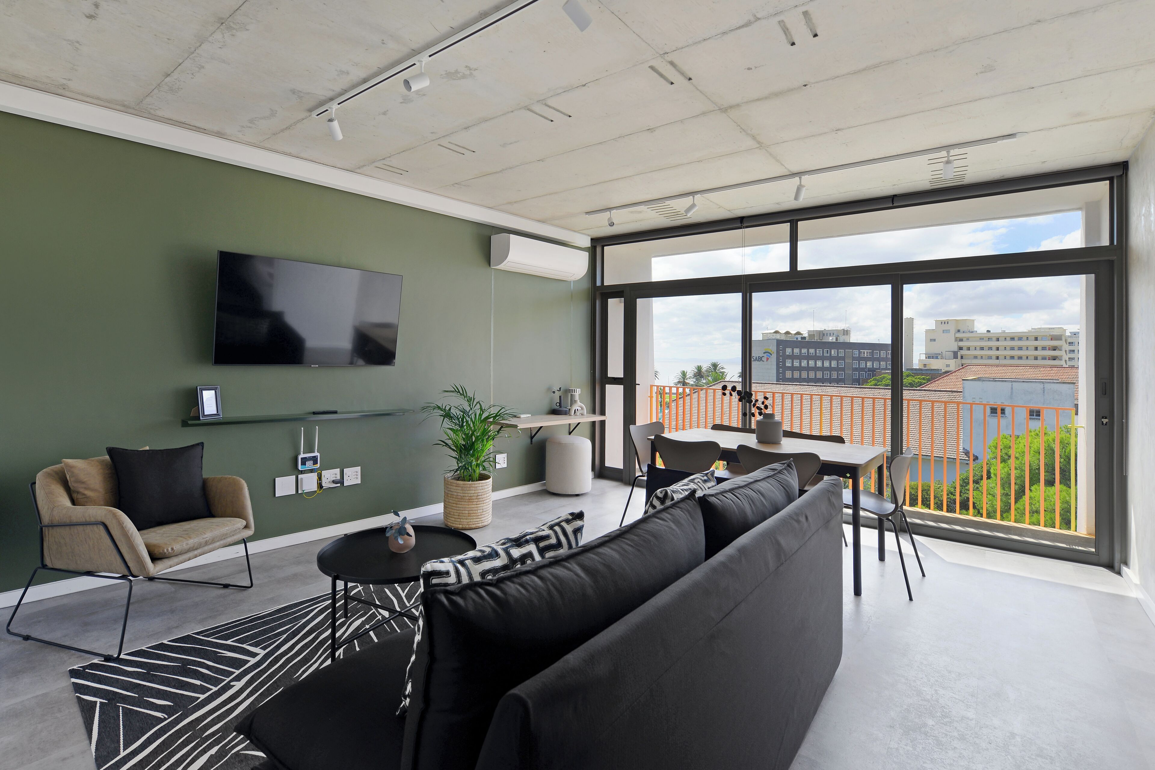 Two Bedroom | Két bảo mật tại phòng, bàn ủi/dụng cụ ủi quần áo 