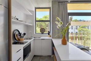 Studio | Cocina privada | Frigorífico grande, microondas, horno y placa de cocina