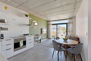 One Bedroom | Zona de estar | Smart TV de 24 pulgadas con canales digitales, Netflix