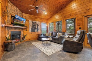 TV, fireplace - Updated 2 bedroom Close to town, Hot Tub, Great view, Resort pool (Gatlinburg)