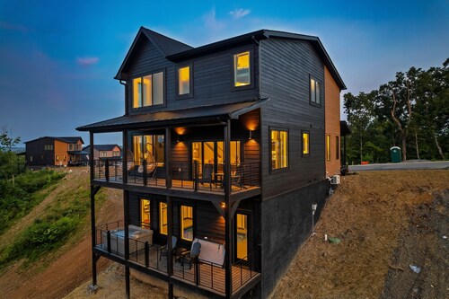 Brand New Modern Luxe 6 Bed w/ Arcade Games, Indoor Pool, Great Views!