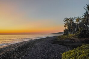 On the beach, black sand, fishing - The Jing, Boutique Resort (Tejakula)