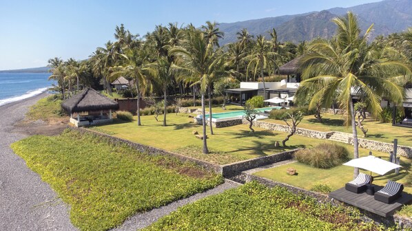 On the beach, black sand, fishing - The Jing, Boutique Resort (Tejakula)