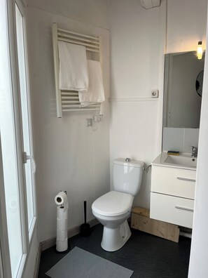 Hårtørrer, håndklæder, Sæbe, Toiletpapir