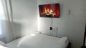 1 habitación, tabla de planchar con plancha, wifi y ropa de cama