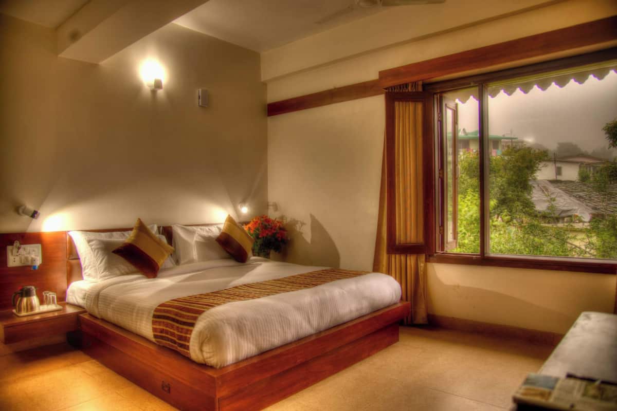 Chambre royale double | Système d’insonorisation, accès au Wi-Fi (inclus), literie fournie