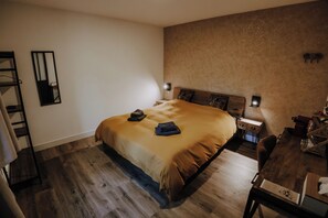 Chambre, vue cour intérieure