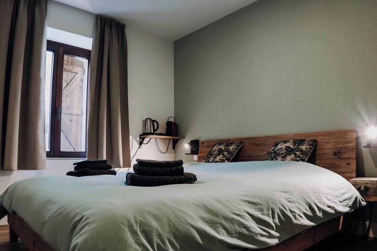 Chambre, vue cour intérieure
