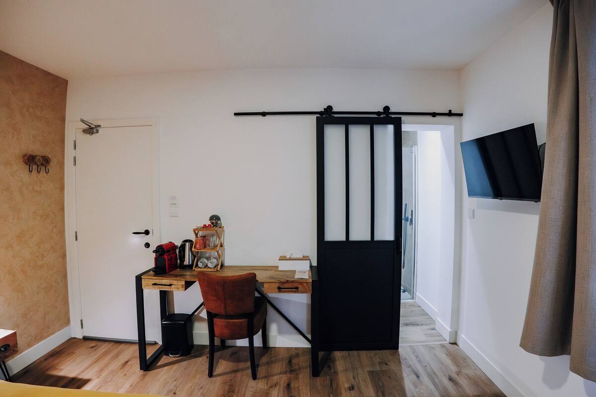 Chambre, vue cour intérieure