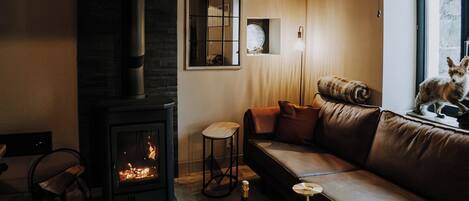 32-tums smart-tv med digitalkanaler, böcker och en stereo