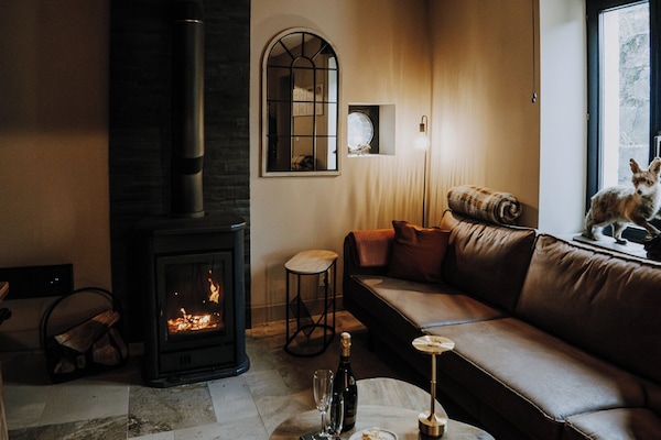 32-inch Smart TV with digital channels, books, stereo