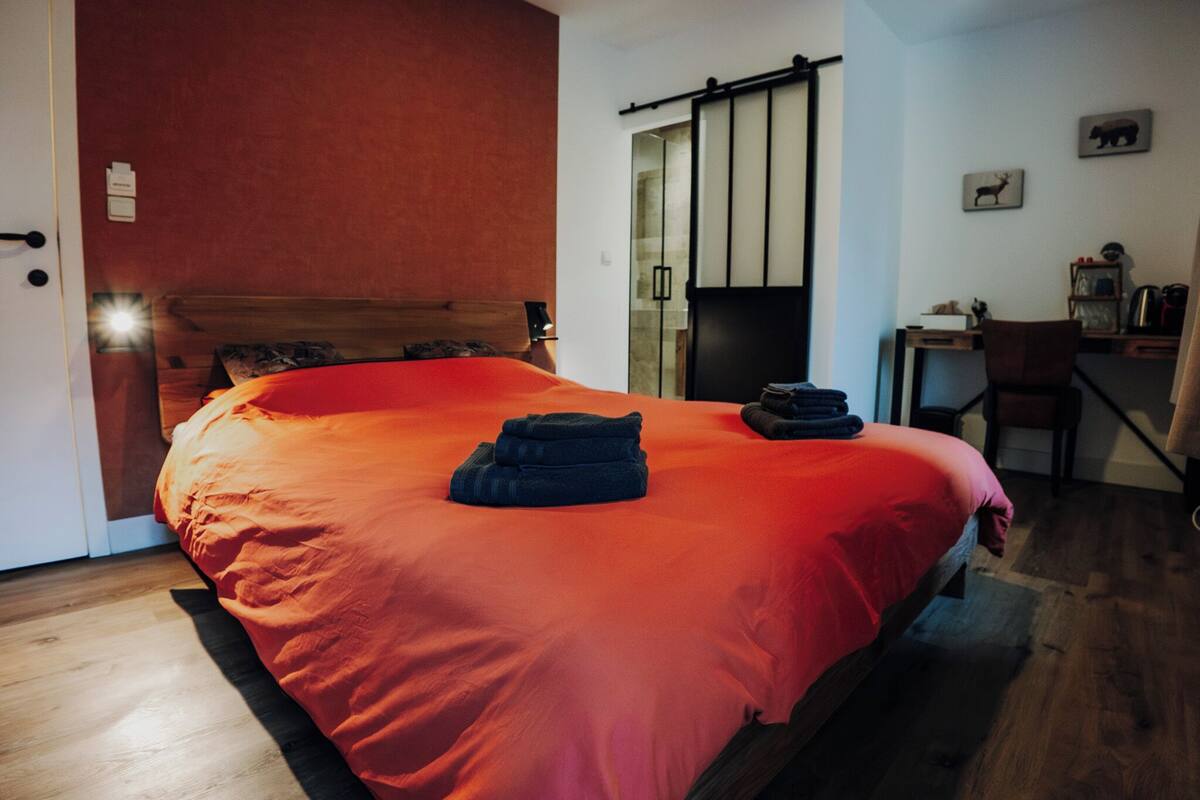 Chambre, vue cour intérieure