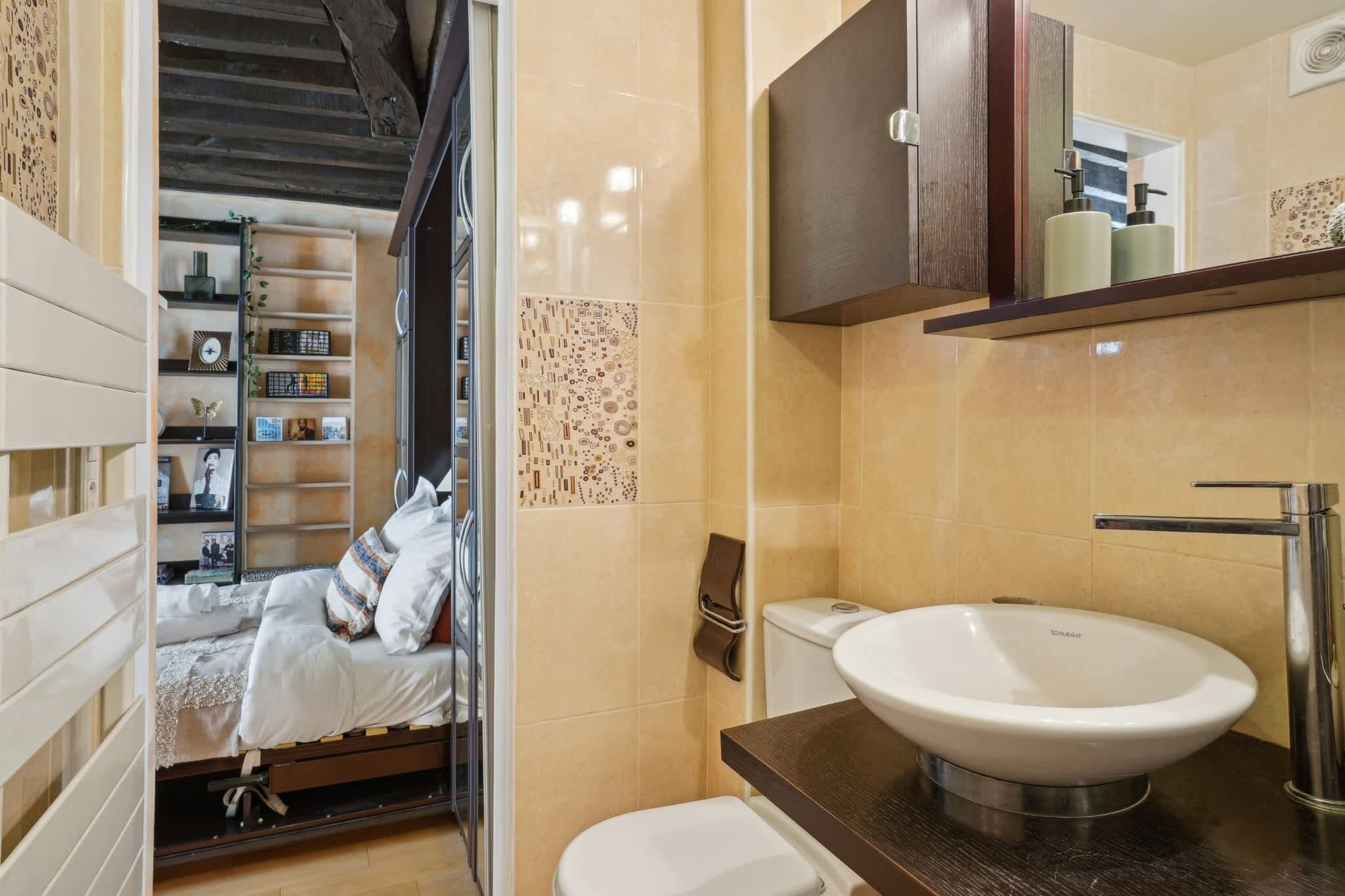 Dusj, hårføner, håndklær og såpe