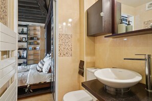 Shower, hair dryer, towels, soap - Stylish Studio in Marais (Paris)