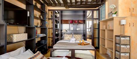 Escritorio, tabla de planchar con plancha, cuna de viaje y wifi gratis