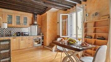 Coffee/tea maker, fridge, microwave, oven