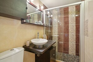 Dusche, Haartrockner, Handtücher