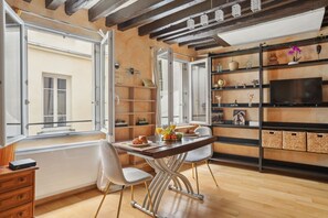 Dining - Stylish Studio in Marais (Paris)