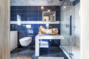 Een douche, een haardroger, handdoeken